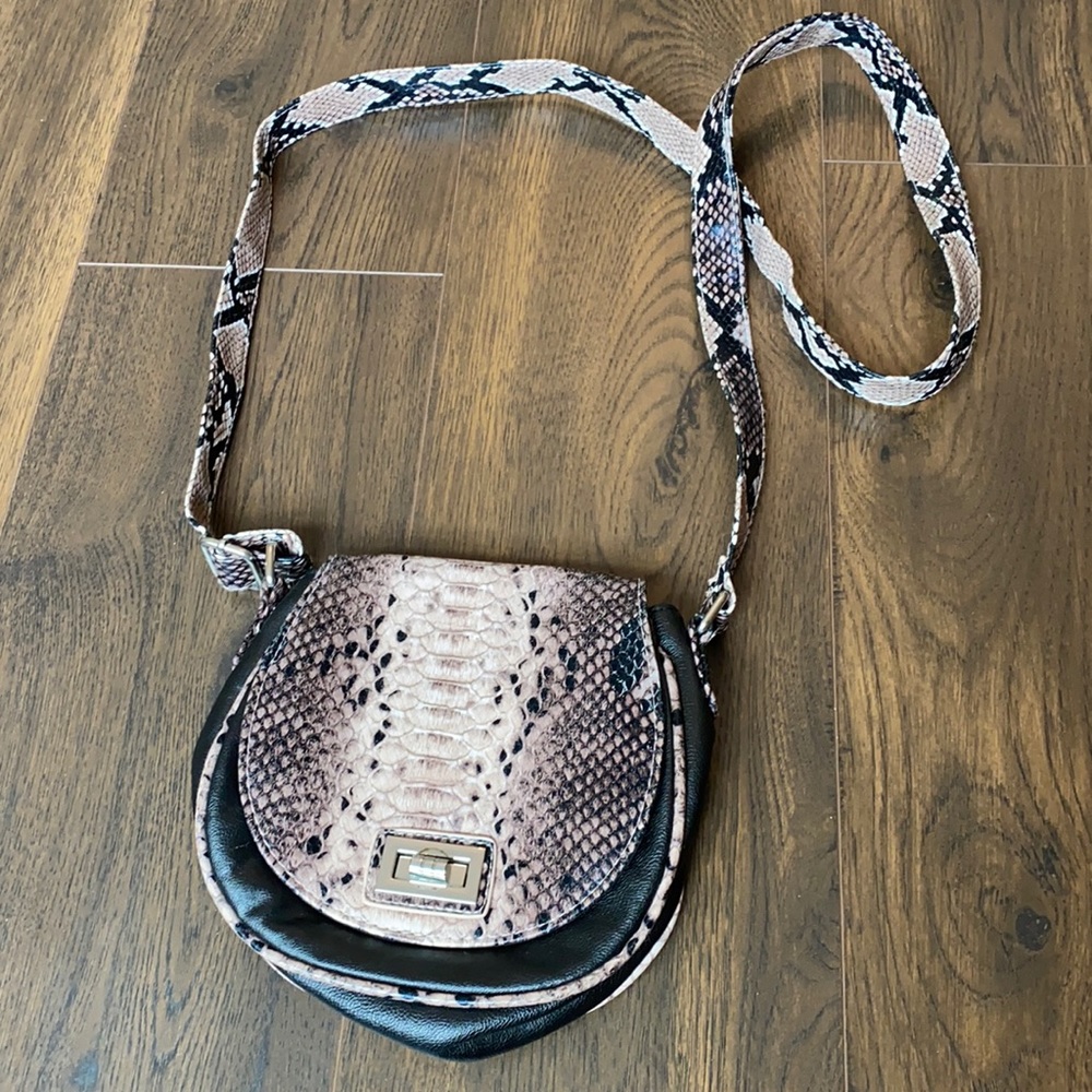 Black and pink snake pattern purse